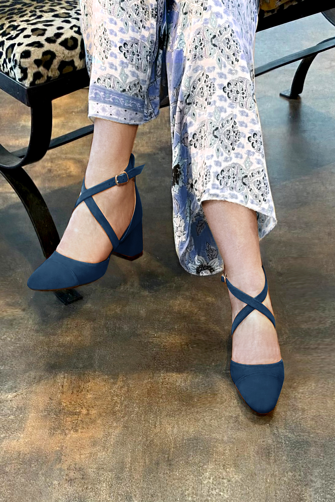 Navy blue women's open side shoes, with crossed straps. Round toe. Medium flare heels. Worn view - Florence KOOIJMAN